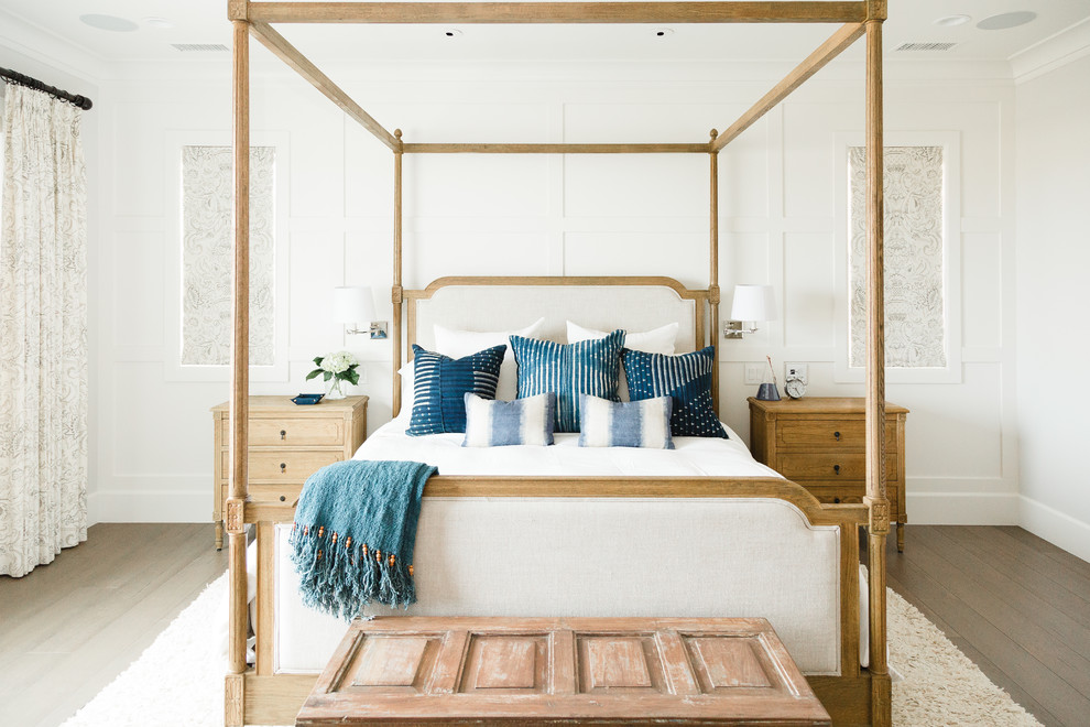 Стильный дизайн: спальня в морском стиле с белыми стенами и коричневым полом - последний тренд