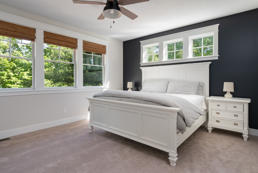 Modelo de habitación de invitados de estilo de casa de campo con paredes grises, moqueta y suelo beige