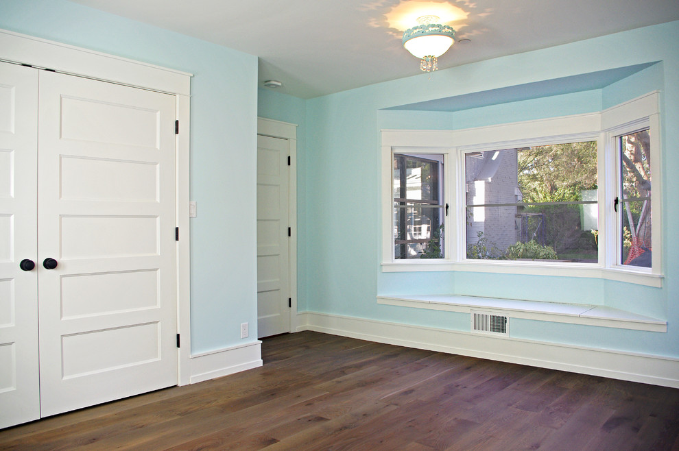 Свежая идея для дизайна: гостевая спальня среднего размера, (комната для гостей) в стиле кантри с синими стенами, паркетным полом среднего тона и коричневым полом - отличное фото интерьера