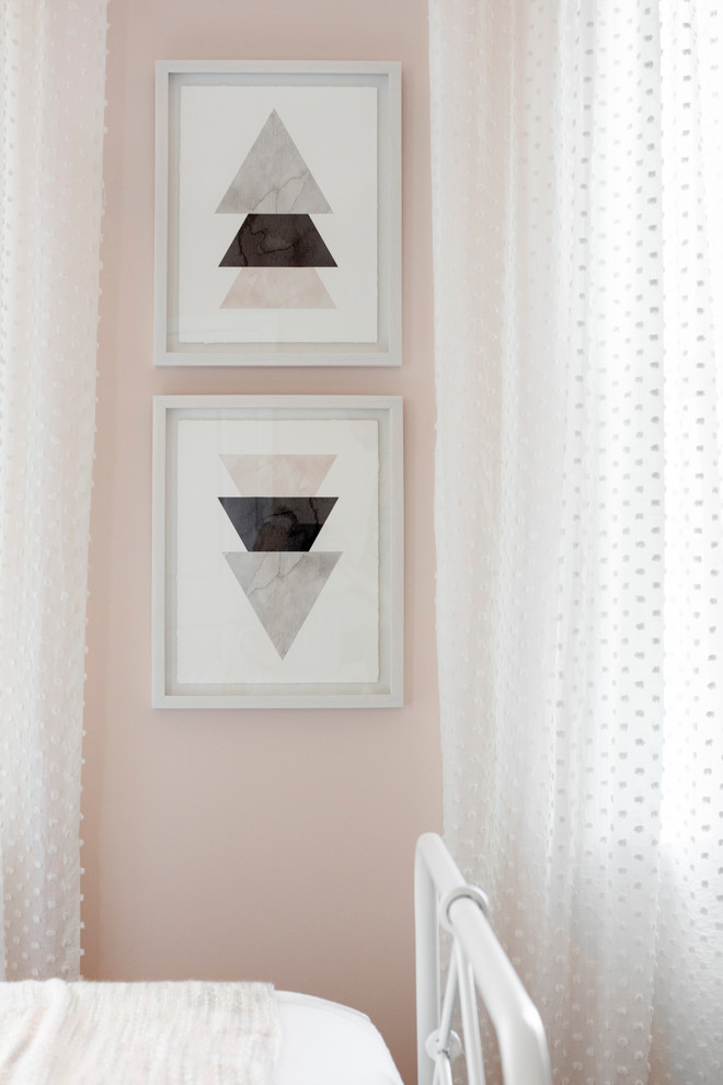 ワシントンD.C.にある中くらいなカントリー風のおしゃれな客用寝室 (ピンクの壁、濃色無垢フローリング、茶色い床)