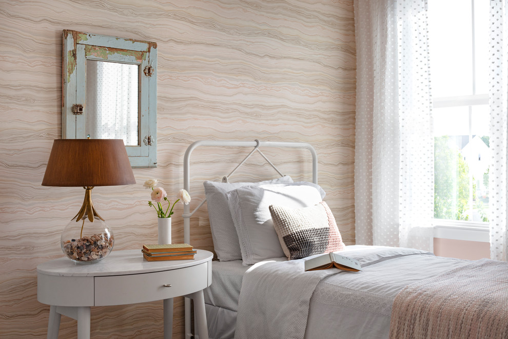 На фото: гостевая спальня среднего размера, (комната для гостей) в стиле кантри с розовыми стенами, темным паркетным полом и коричневым полом