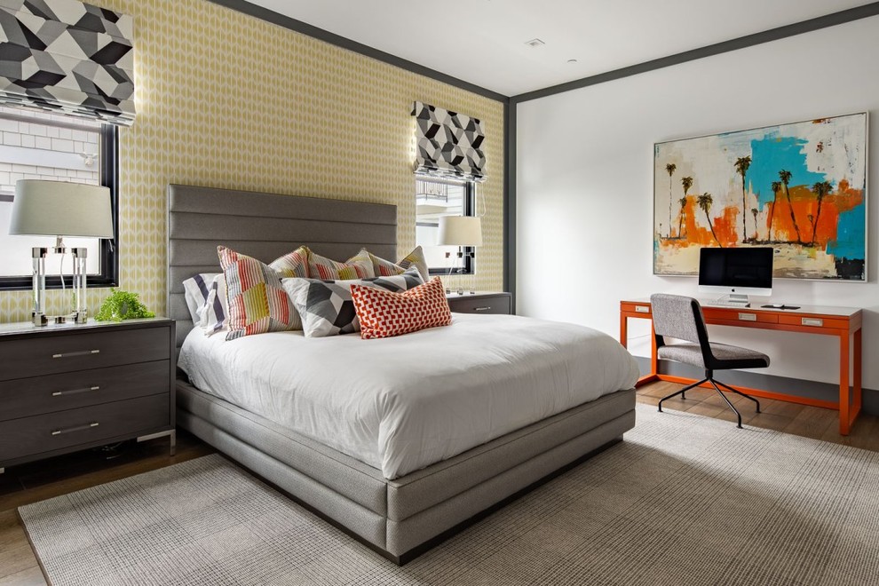 オレンジカウンティにあるコンテンポラリースタイルのおしゃれな寝室 (黄色い壁、無垢フローリング、茶色い床) のレイアウト