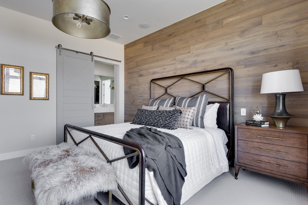 Foto de dormitorio principal de estilo de casa de campo sin chimenea con moqueta, paredes multicolor y suelo beige