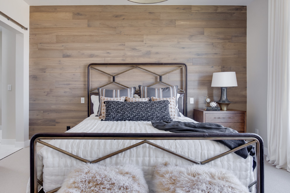 Landhausstil Hauptschlafzimmer ohne Kamin mit beiger Wandfarbe, Teppichboden und beigem Boden in Salt Lake City
