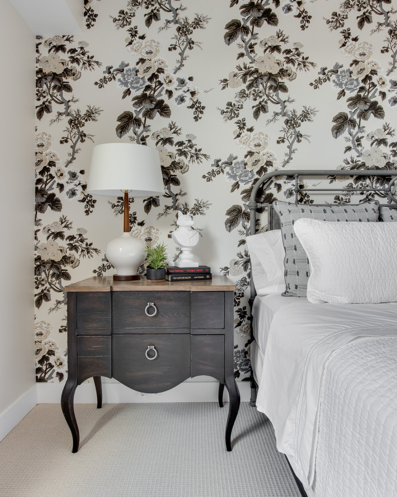 Foto de habitación de invitados campestre sin chimenea con paredes multicolor, moqueta y suelo beige