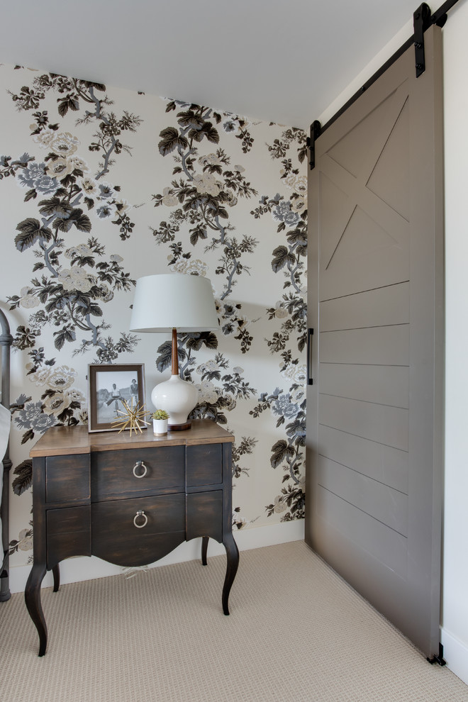 Foto de habitación de invitados campestre sin chimenea con paredes multicolor, moqueta y suelo beige