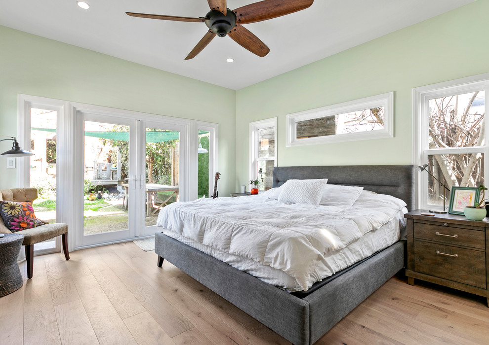 ロサンゼルスにある中くらいなカントリー風のおしゃれな主寝室 (緑の壁、淡色無垢フローリング、ベージュの床) のインテリア