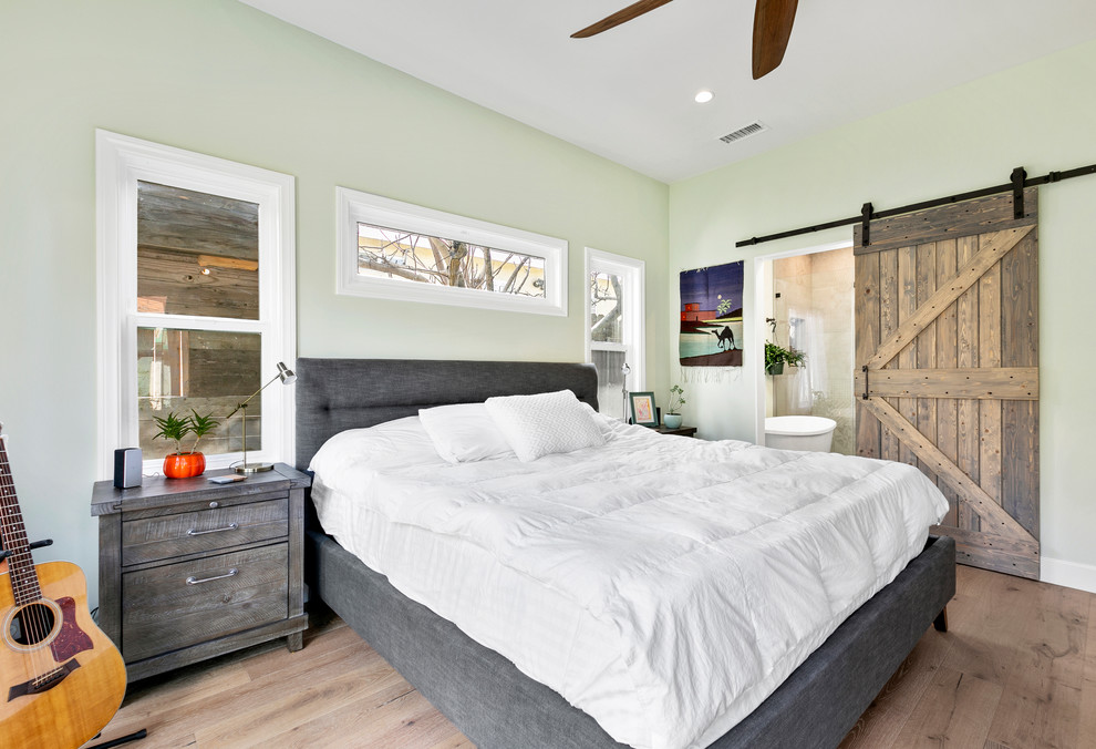 На фото: хозяйская спальня среднего размера в стиле кантри с зелеными стенами, светлым паркетным полом и бежевым полом с