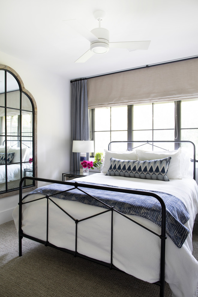 Свежая идея для дизайна: большая гостевая спальня (комната для гостей) в стиле кантри с белыми стенами, ковровым покрытием и серым полом без камина - отличное фото интерьера