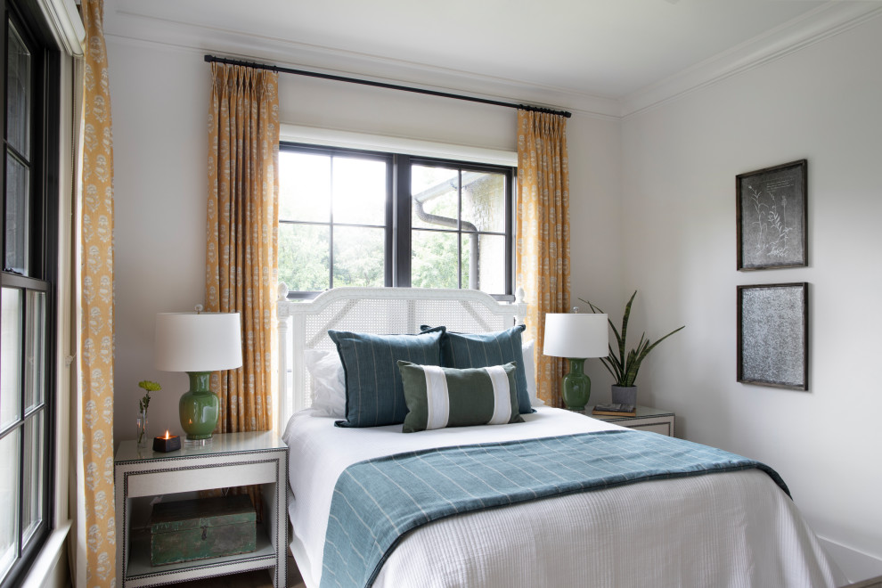 Foto de habitación de invitados de estilo de casa de campo de tamaño medio sin chimenea con paredes blancas, suelo de madera clara y suelo beige