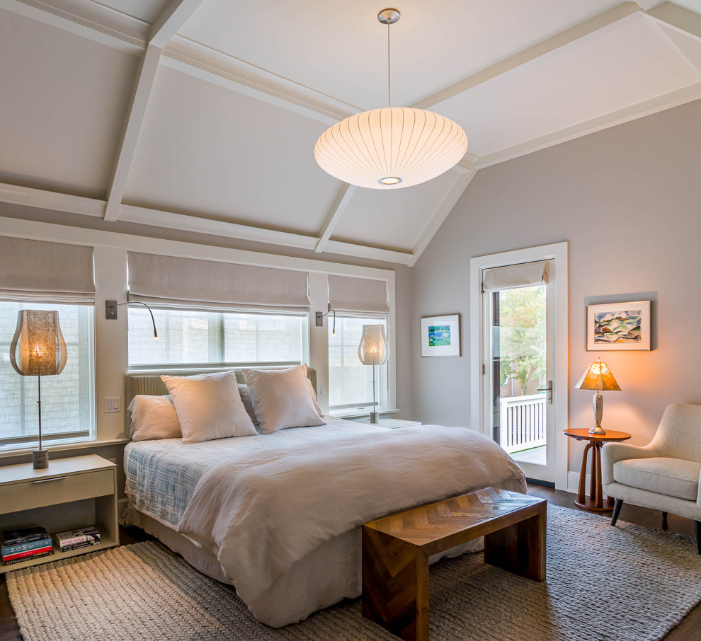 Landhaus Hauptschlafzimmer mit gewölbter Decke, grauer Wandfarbe, dunklem Holzboden und braunem Boden in Chicago