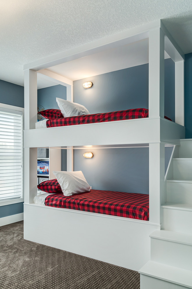 Immagine di una grande camera da letto country con pareti blu, moquette e pavimento marrone