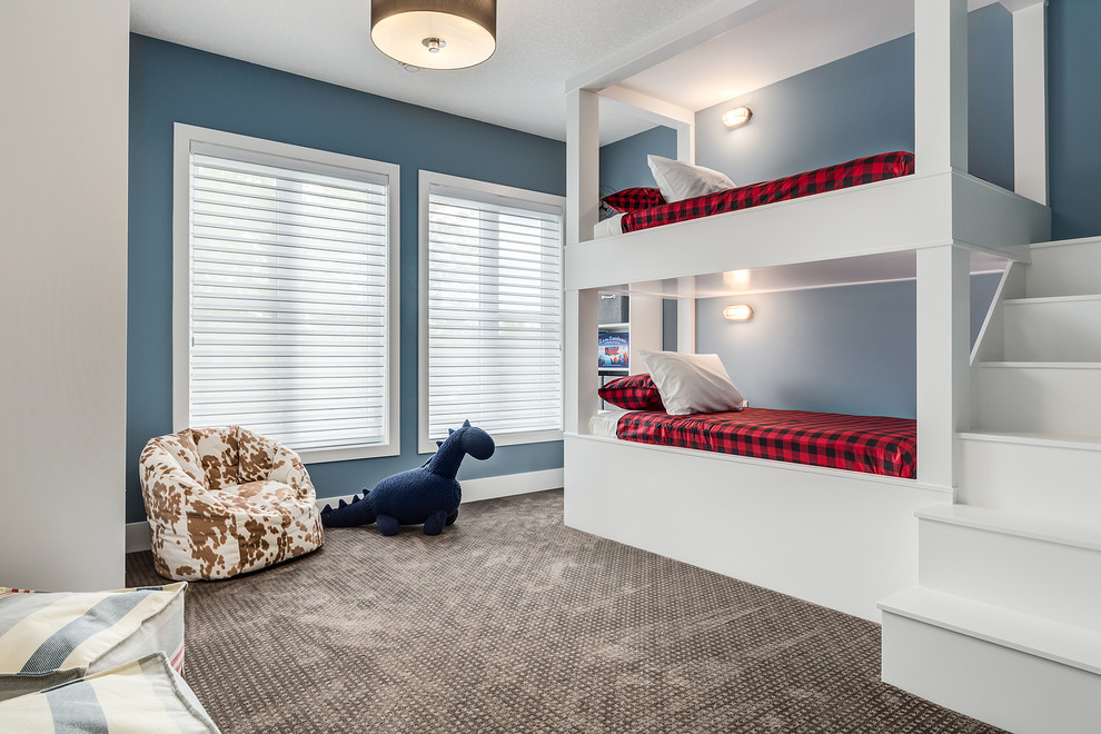 Ejemplo de dormitorio de estilo de casa de campo grande con paredes azules, moqueta y suelo marrón