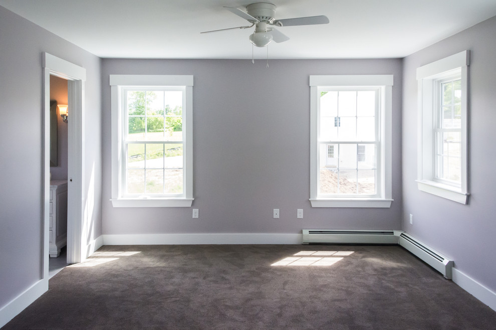 Aménagement d'une chambre campagne de taille moyenne avec un mur violet, aucune cheminée et un sol marron.
