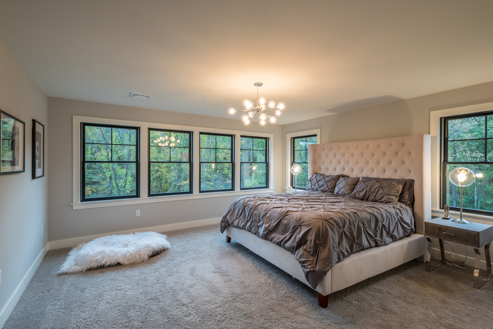 На фото: хозяйская спальня в стиле кантри с серыми стенами, ковровым покрытием и бежевым полом с