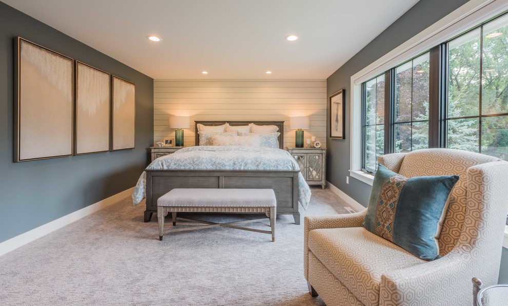 На фото: большая хозяйская спальня в стиле кантри с ковровым покрытием, серым полом и серыми стенами без камина с
