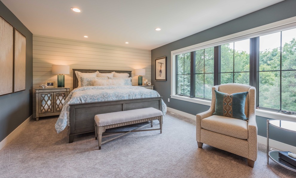 ミネアポリスにある広いカントリー風のおしゃれな主寝室 (青い壁、カーペット敷き、暖炉なし、グレーの床、アクセントウォール) のレイアウト