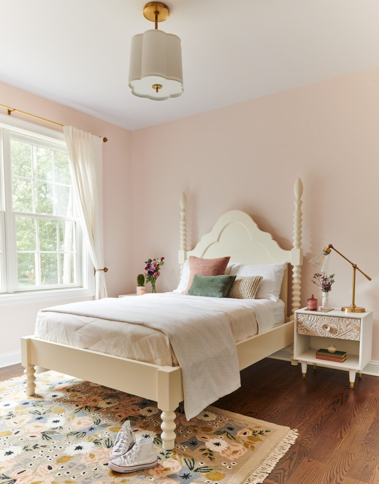 Idéer för ett lantligt sovrum, med rosa väggar, mörkt trägolv och brunt golv