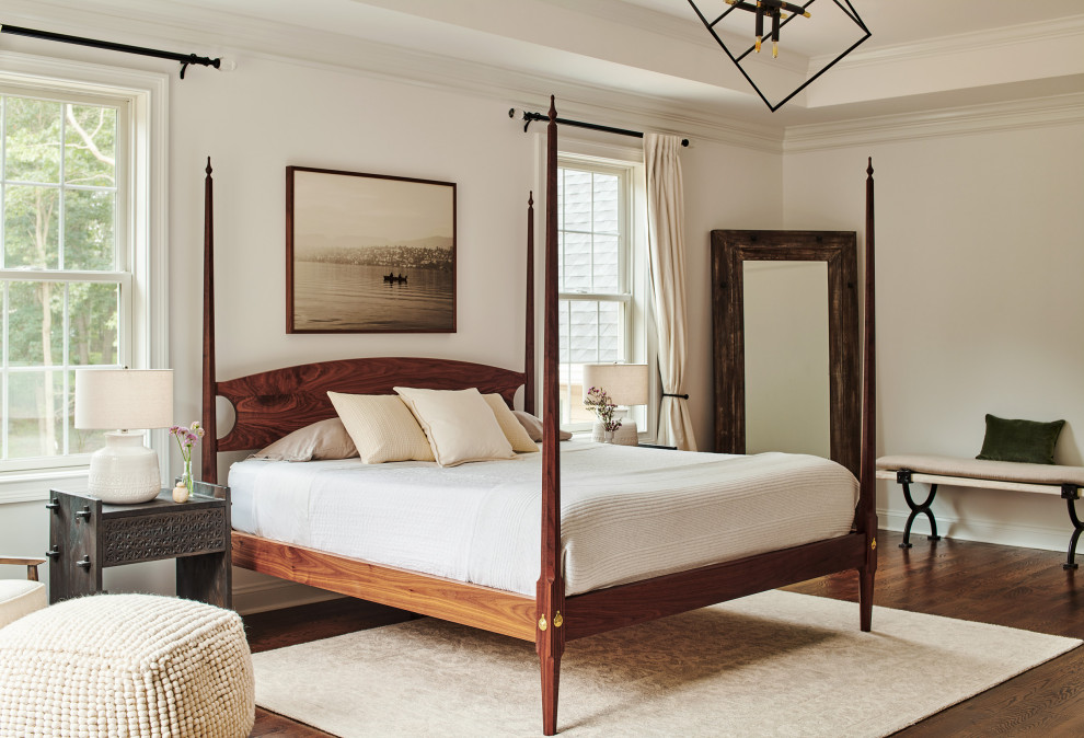 Landhaus Schlafzimmer mit beiger Wandfarbe, dunklem Holzboden, braunem Boden und eingelassener Decke in Phoenix