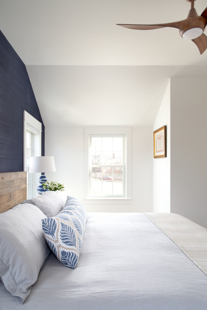 Immagine di una camera da letto country con pareti blu