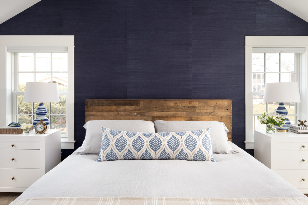 На фото: спальня в стиле кантри с синими стенами с