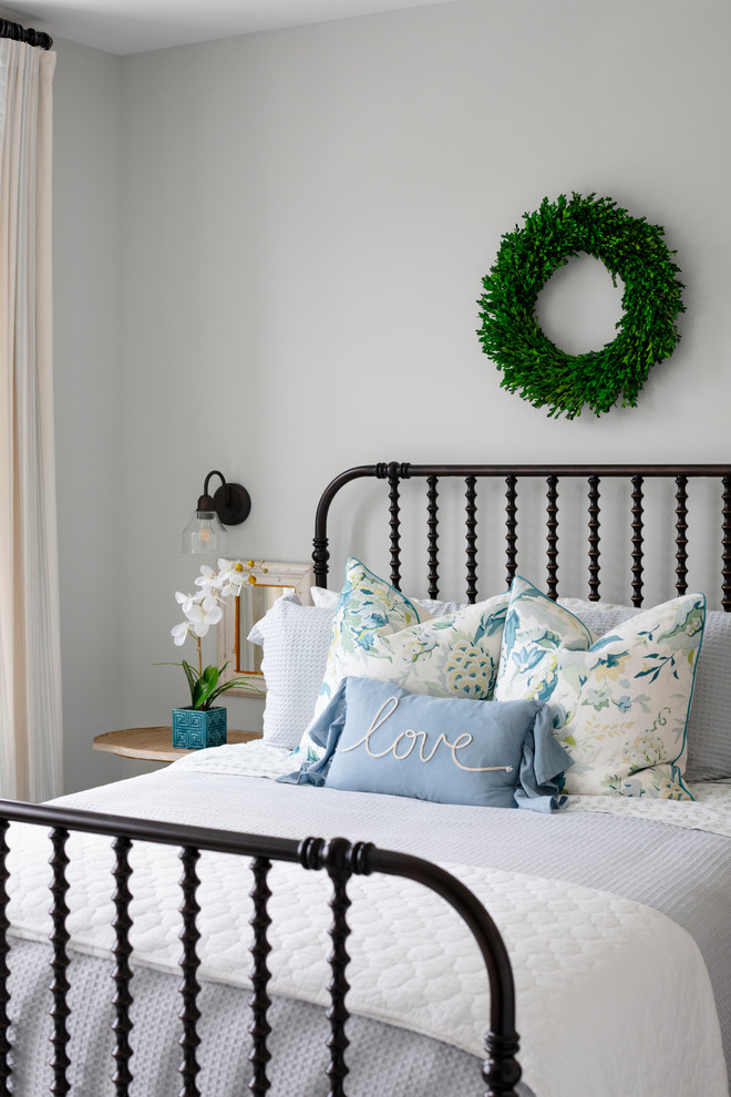 Свежая идея для дизайна: гостевая спальня (комната для гостей) в стиле кантри с серыми стенами без камина - отличное фото интерьера