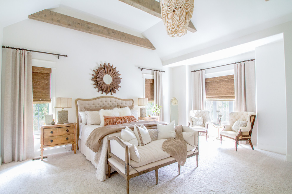 Стильный дизайн: хозяйская спальня в стиле кантри с белыми стенами, ковровым покрытием и белым полом - последний тренд