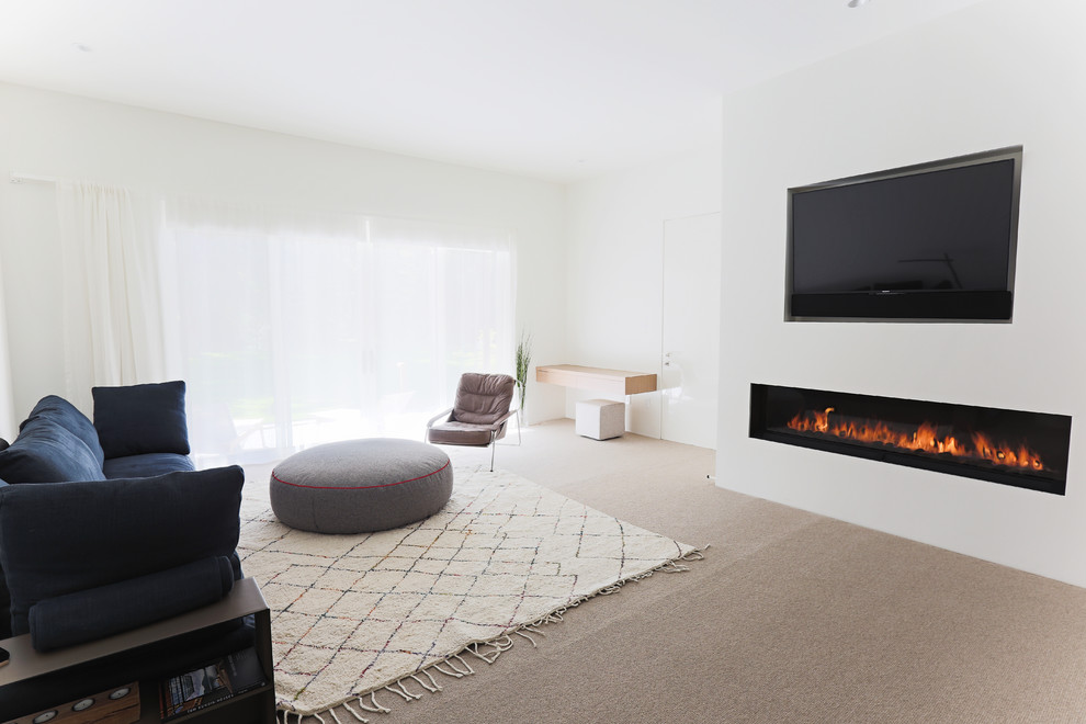 Imagen de dormitorio principal minimalista con paredes blancas, moqueta, chimenea lineal y marco de chimenea de yeso