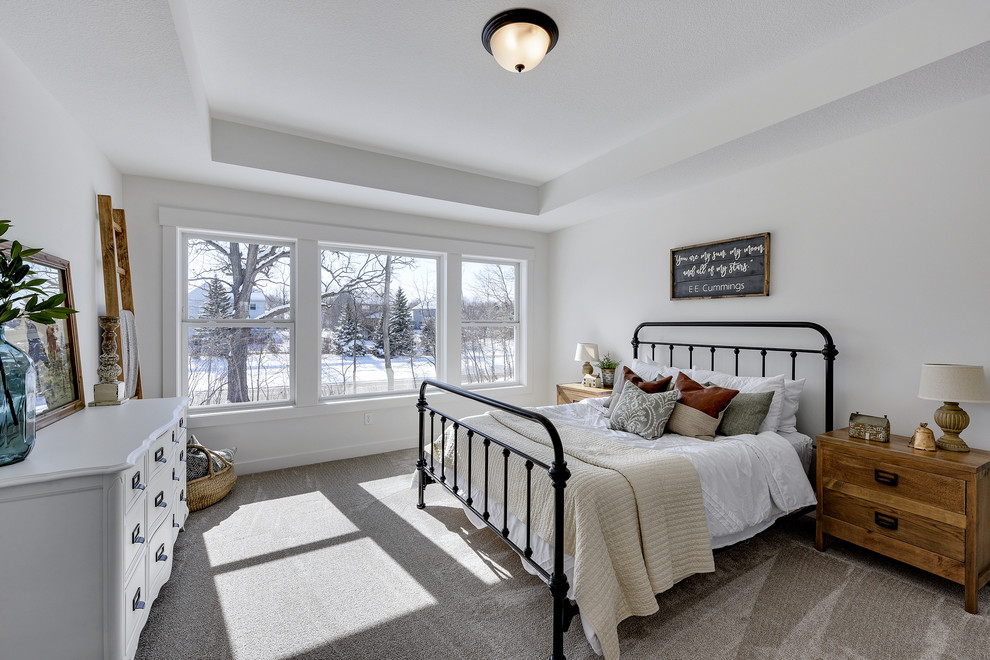 На фото: хозяйская спальня среднего размера в стиле кантри с белыми стенами, ковровым покрытием и серым полом с
