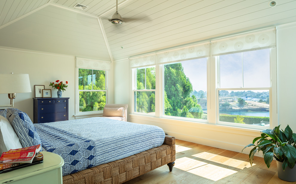Mittelgroßes Maritimes Hauptschlafzimmer ohne Kamin mit weißer Wandfarbe und hellem Holzboden in Sonstige