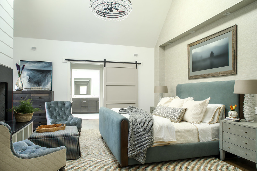 Foto på ett lantligt sovrum, med grå väggar och en standard öppen spis