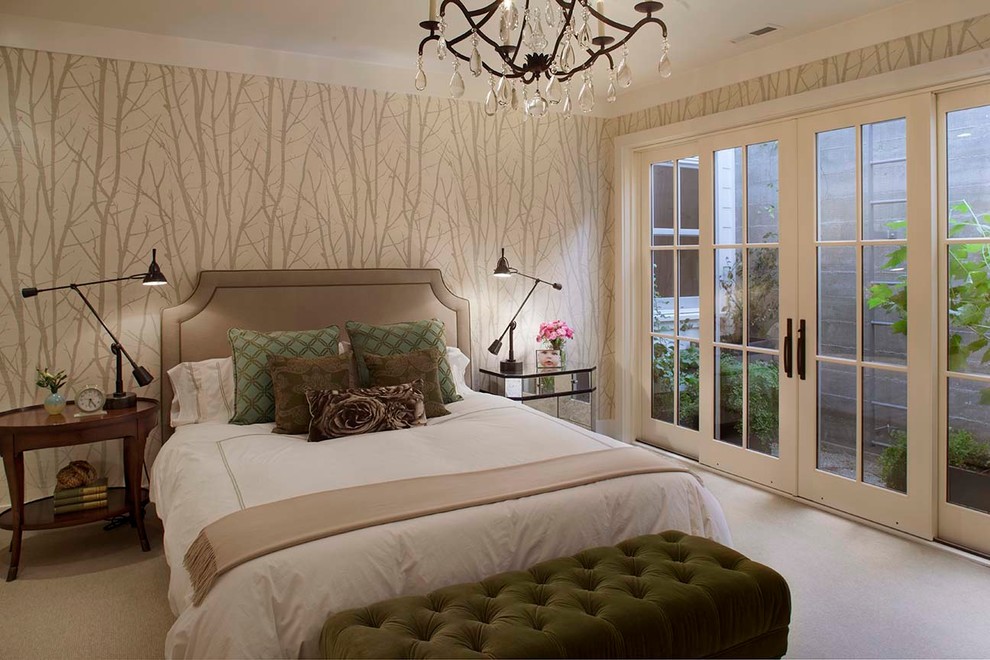 Стильный дизайн: спальня в стиле кантри с ковровым покрытием - последний тренд