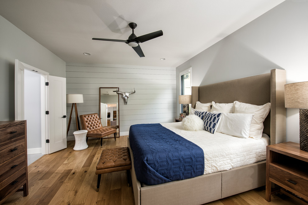 Inspiration för lantliga sovrum, med grå väggar, mellanmörkt trägolv och brunt golv