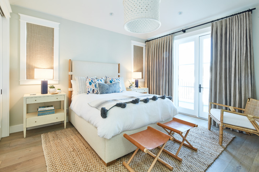 Esempio di una camera da letto stile marino con pareti beige, parquet chiaro e pavimento beige