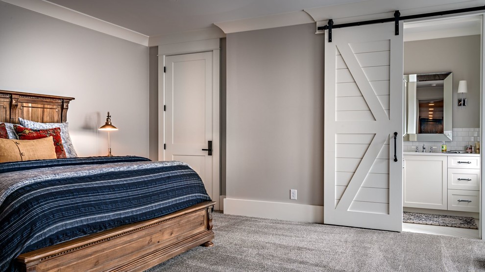 Пример оригинального дизайна: большая хозяйская спальня в стиле кантри с серыми стенами, ковровым покрытием и серым полом без камина