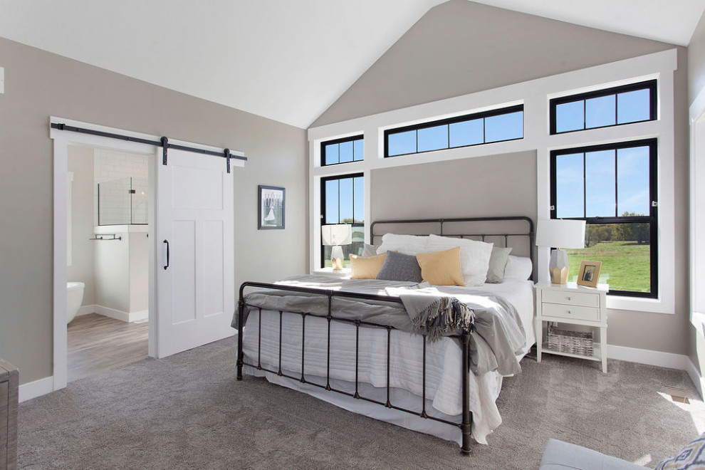 Großes Country Hauptschlafzimmer mit grauer Wandfarbe, Teppichboden und grauem Boden in Kansas City