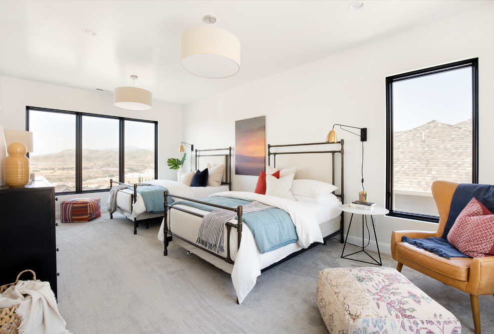 Стильный дизайн: большая гостевая спальня (комната для гостей) в стиле неоклассика (современная классика) с белыми стенами, ковровым покрытием и серым полом без камина - последний тренд