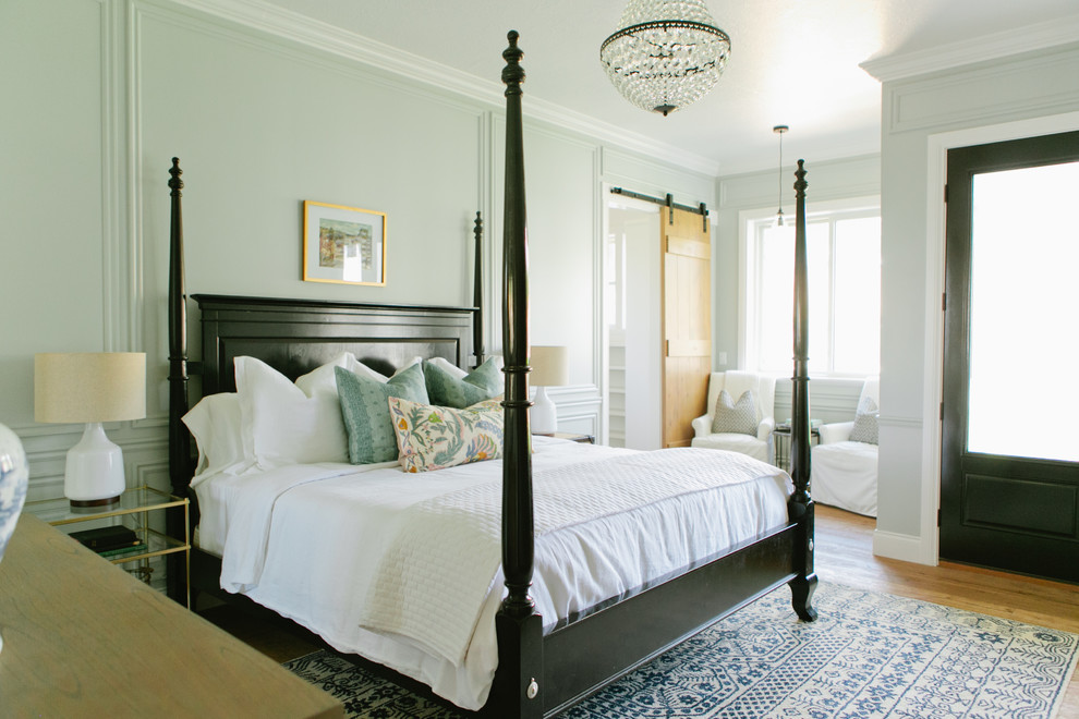 На фото: хозяйская спальня в стиле неоклассика (современная классика) с серыми стенами и паркетным полом среднего тона с