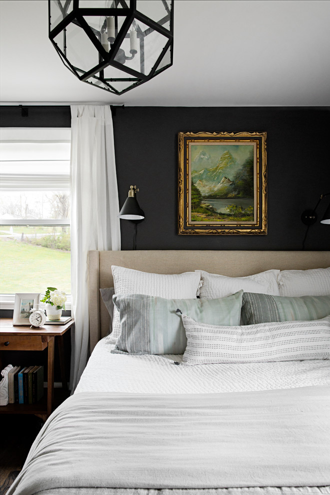 ナッシュビルにあるトランジショナルスタイルのおしゃれな寝室 (グレーの壁、無垢フローリング、茶色い床、グレーとブラウン) のレイアウト