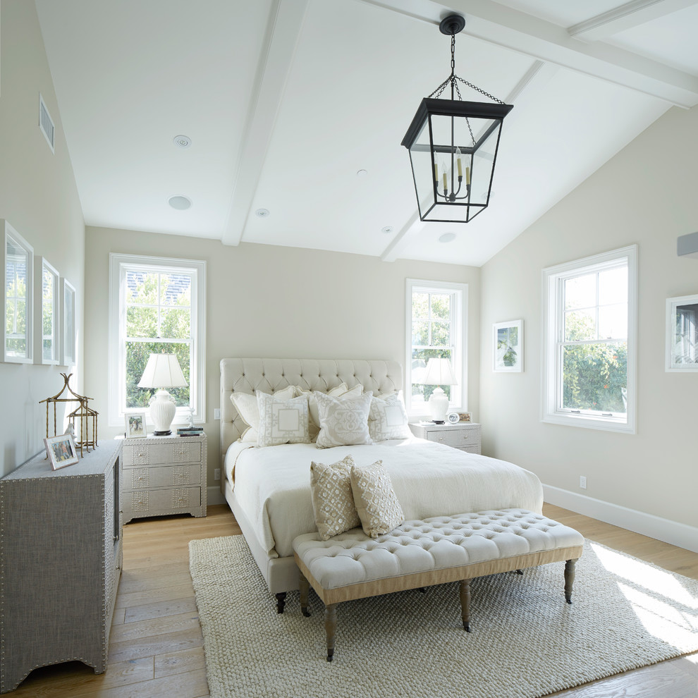Großes Landhaus Hauptschlafzimmer ohne Kamin mit weißer Wandfarbe, braunem Holzboden und braunem Boden in Los Angeles