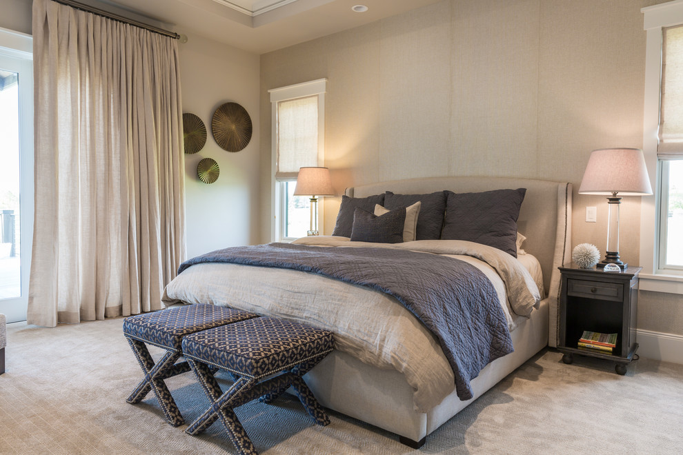 デンバーにあるトランジショナルスタイルのおしゃれな寝室 (ベージュの壁、カーペット敷き、暖炉なし、照明) のレイアウト