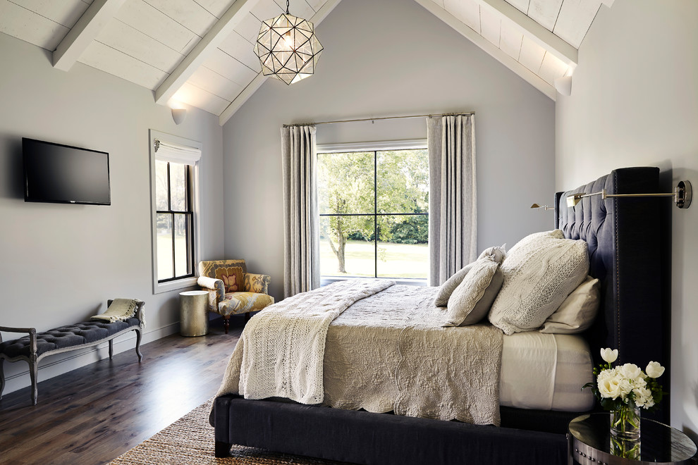 Mittelgroßes Landhausstil Hauptschlafzimmer mit grauer Wandfarbe, dunklem Holzboden und braunem Boden in Sonstige