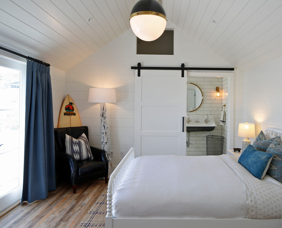 Источник вдохновения для домашнего уюта: спальня в морском стиле с белыми стенами, паркетным полом среднего тона и синими шторами без камина