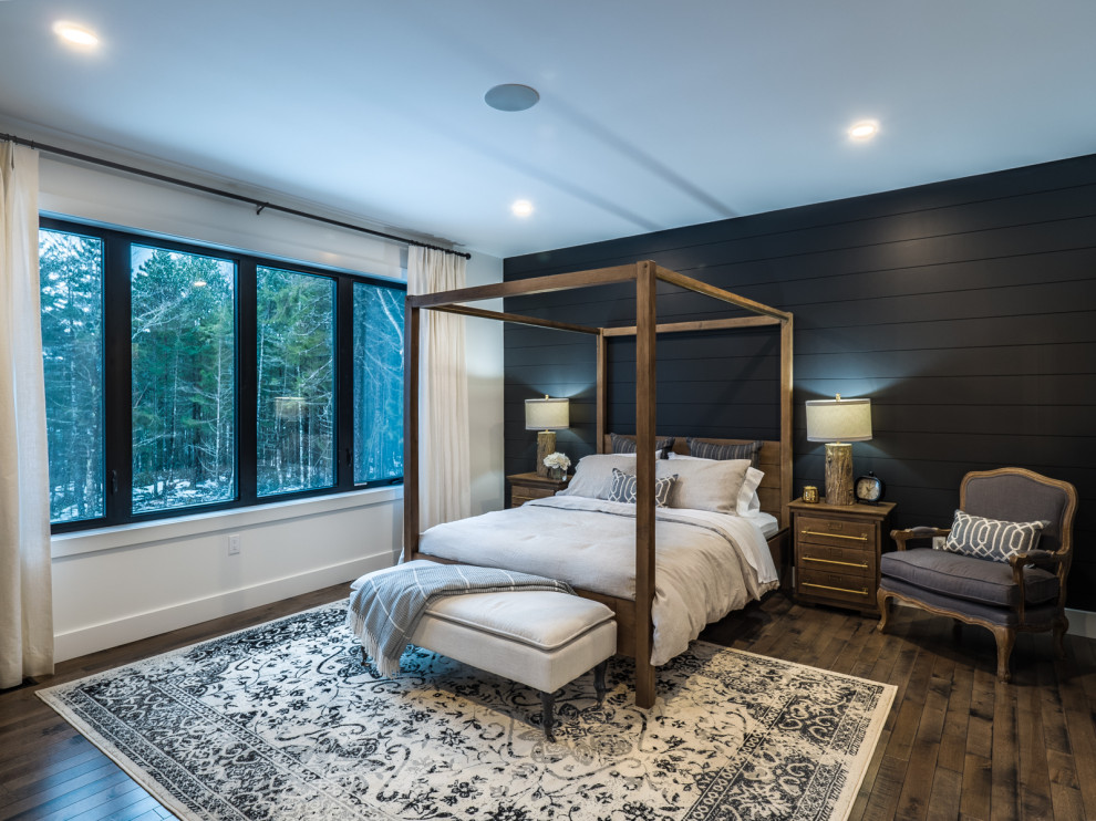 Imagen de dormitorio principal de estilo de casa de campo grande con paredes multicolor y suelo de madera oscura