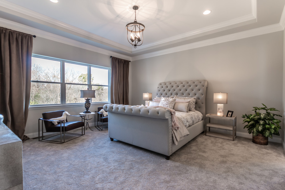 Landhausstil Hauptschlafzimmer mit grauer Wandfarbe, Teppichboden und grauem Boden in Chicago