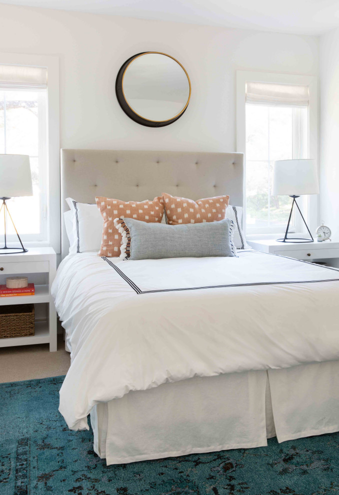Foto de dormitorio principal de estilo de casa de campo de tamaño medio con paredes blancas, moqueta y suelo beige