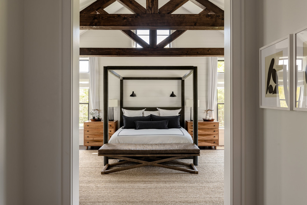 Großes Country Hauptschlafzimmer mit weißer Wandfarbe, dunklem Holzboden und braunem Boden in New York