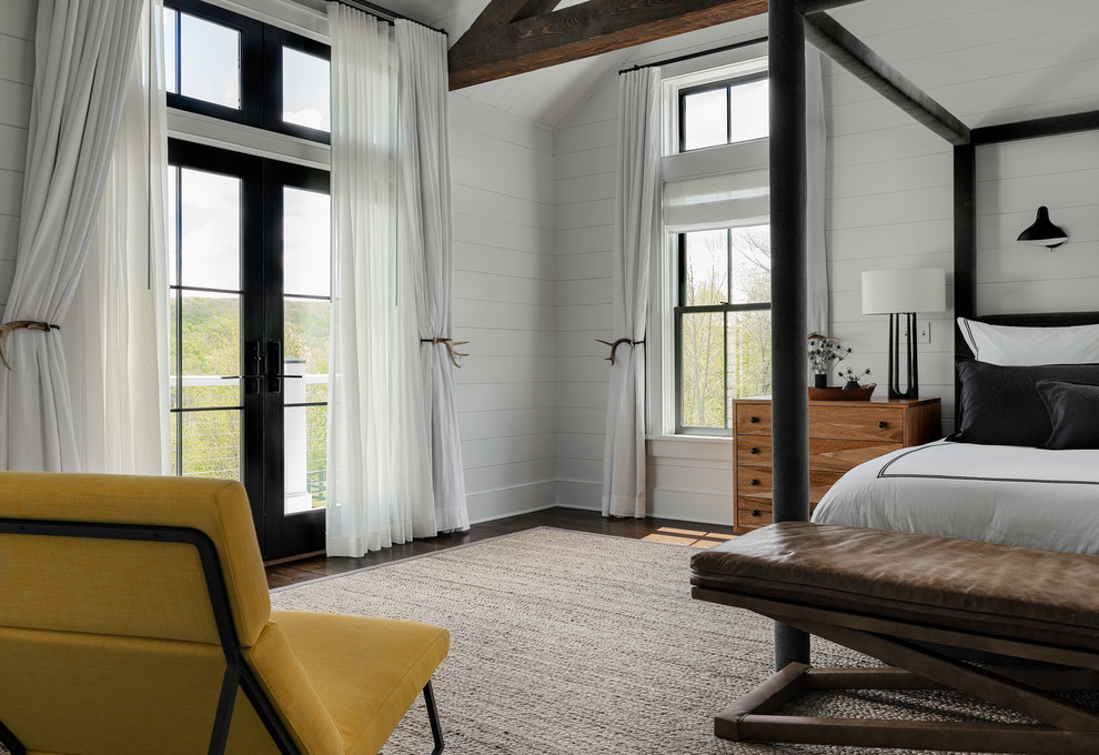 ニューヨークにある広いカントリー風のおしゃれな主寝室 (白い壁、濃色無垢フローリング、茶色い床) のインテリア