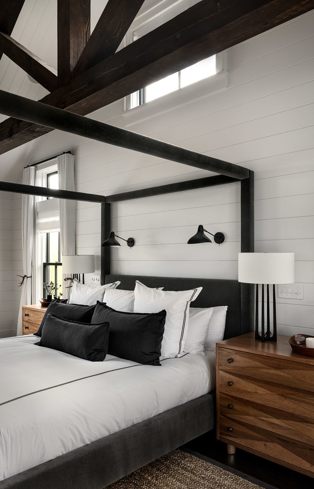 На фото: большая хозяйская спальня в стиле кантри с белыми стенами, темным паркетным полом и коричневым полом с
