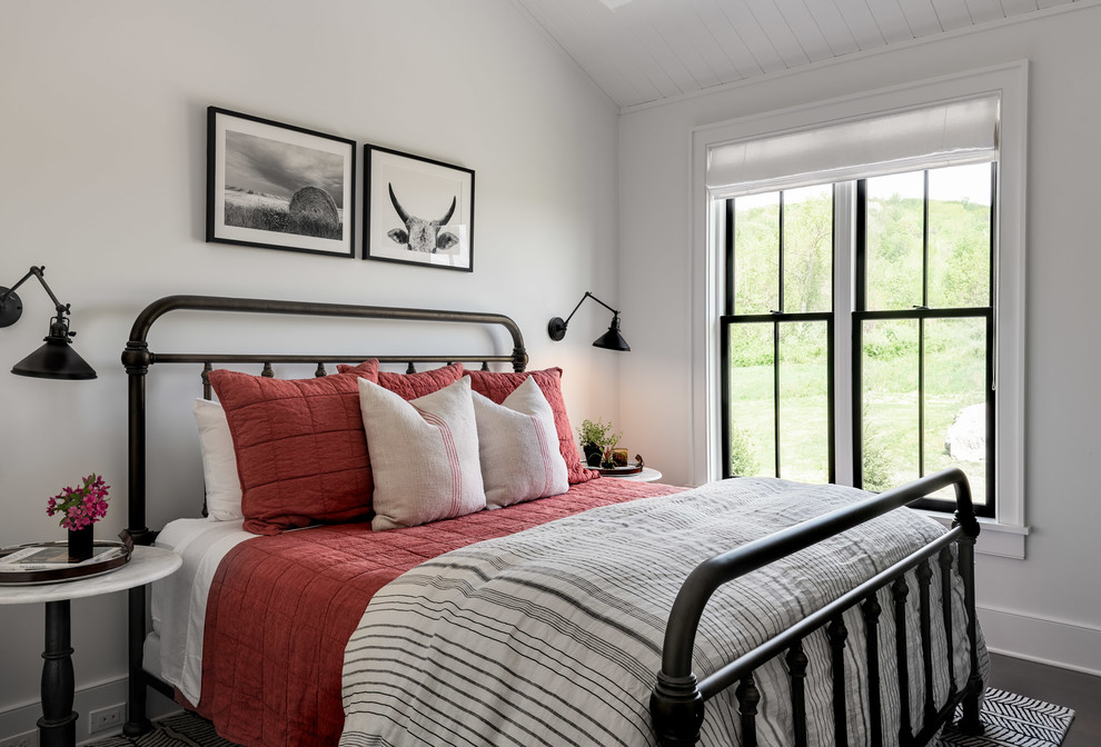 Imagen de habitación de invitados de estilo de casa de campo grande con paredes blancas, suelo de madera oscura y suelo marrón